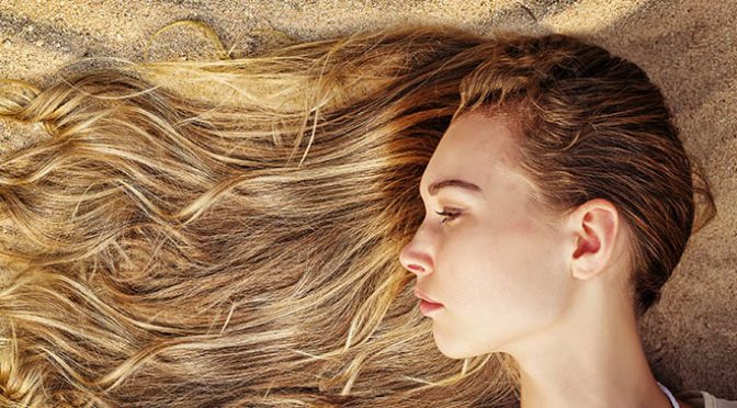 ¿Harto de cortar por lo sano? Protege tu cabello en verano de manera natural
